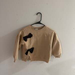 Girls' Caramel Sweatshirt with Black Bows - Crew Neck, Long Sleeve size 7